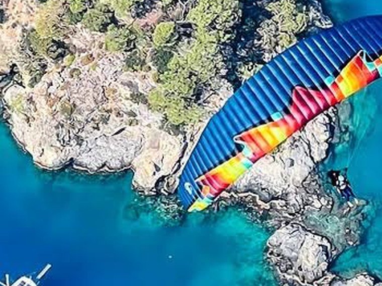Parapente U-Turn Passenger em voo sobre o mar